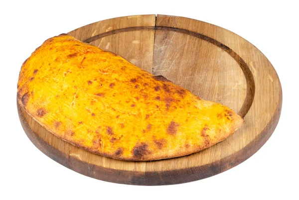 Chutná Domácí Calzone Pizza Bílém Talíři Italské Jídlo Izolované Bílém — Stock fotografie