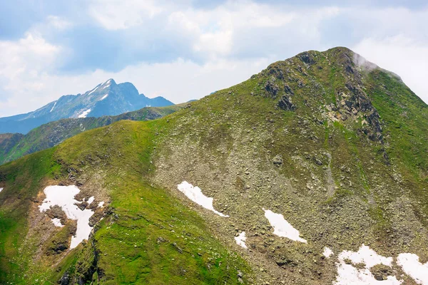 Atemberaubende Landschaft Hochgebirge Gras Und Schneeflocken Auf Den Hängen Felsgipfel — Stockfoto