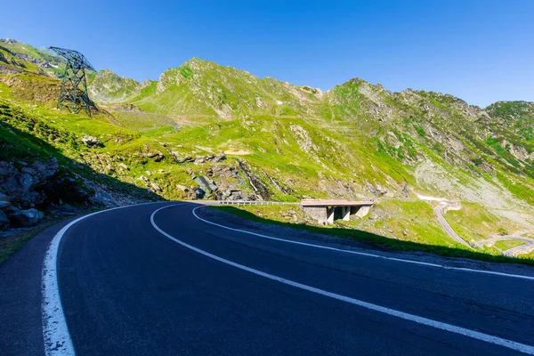 Tortuosa Strada Montagna Una Giornata Sole Autostrada Vuota Correre Attraverso — Foto Stock