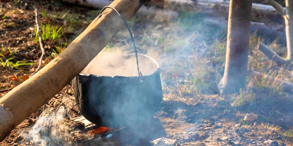 Stomende Oude Pot Buiten Koken Kamperen Outdoor Avonturen Concept Geslagen — Stockfoto