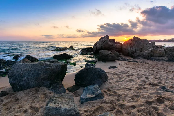 Dramatisk Soluppgång Havets Strand Vågor Kraschar Stenar Sandstrand Vacker Molnlandskap — Stockfoto