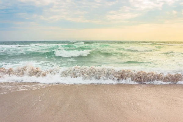 Tempestade Praia Areia Nascer Sol Cenário Oceânico Dramático Com Céu — Fotografia de Stock