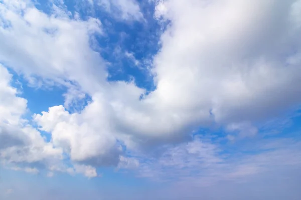 Zonnig Wolkenlandschap Een Zomerdag Mooie Zonnige Weersvoorspelling Dynamische Wolkenvorming Aan — Stockfoto