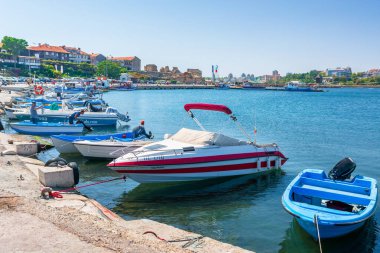 nessebar, bulgaria - SEP 02, 2019: eski bir kasabanın limanında tekneler. Popüler seyahat merkezi. Harika güneşli bir hava. Uzakta eski balıkçı evleri ve eski mimari