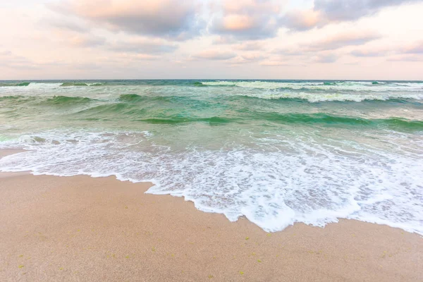 Dourado Pôr Sol Nublado Acima Das Águas Verdes Mar Ondas — Fotografia de Stock