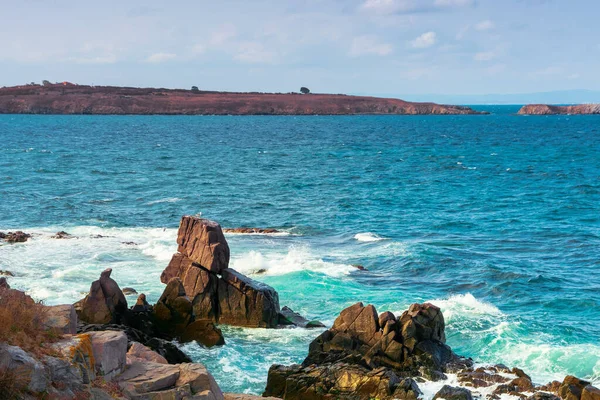 Морской Пейзаж Скалами Скалами Красивые Пейзажи Послеобеденный Свет Остров Вдалеке — стоковое фото