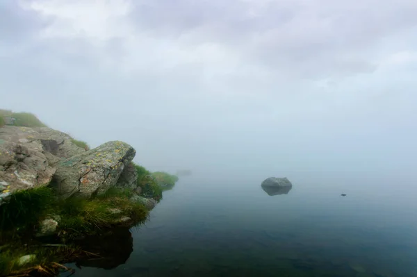 Mlha Jezeře Travnatý Břeh Skalami Zataženo Tajemná Povaha Špatný Koncept — Stock fotografie