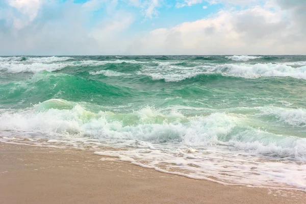 Tempestade Praia Areia Cenário Oceânico Dramático Com Céu Nublado Água — Fotografia de Stock