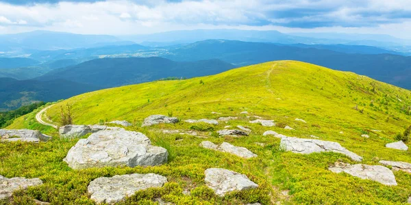 Vita Klippor Kanten Alpin Äng Färska Gröna Gräsbevuxna Sluttningar Bergslandskap — Stockfoto