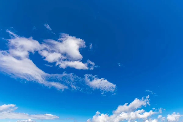 Witte Pluizige Wolken Aan Blauwe Lucht Mooie Natuur Achtergrond — Stockfoto