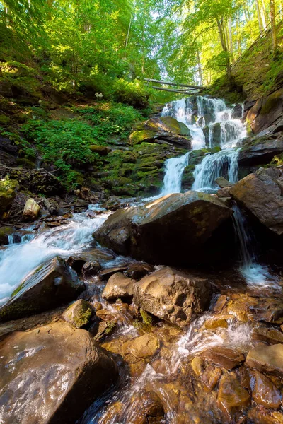 泡沫中的瀑布 山河的湍急水流 美丽的自然背景 凉爽的夏季风景 — 图库照片