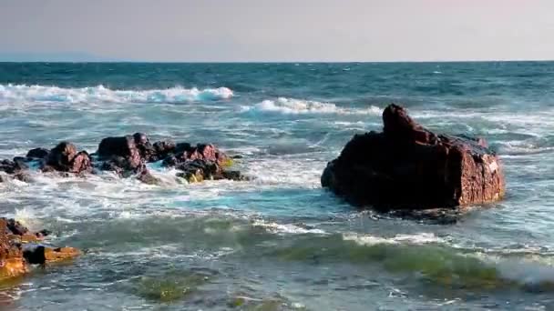 Zeegezicht Met Rotsen Kliffen Prachtig Landschap Het Middaglicht Eiland Verte — Stockvideo