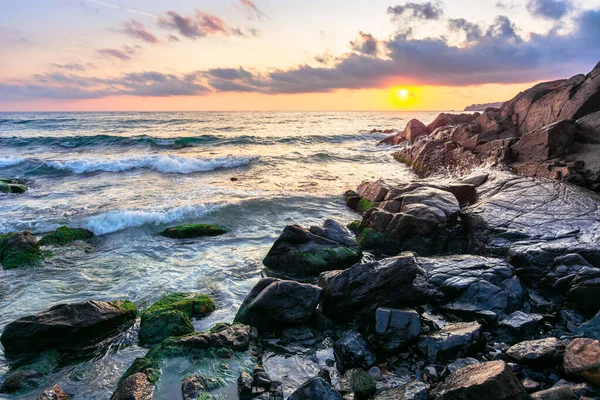 Kust Van Oceaan Bij Zonsondergang Prachtig Landschap Met Rotsen Het — Stockfoto