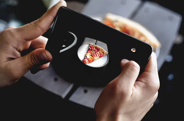Zbliżenie męskich rąk w restauracji biorąc jedzenie obrazu ze smartfona. — Zdjęcie stockowe