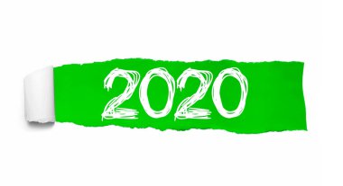 2020 Metin, yeşil yırtık kağıdın altında yazılmış. Noel zamanı. Yeni yıl kavramı
