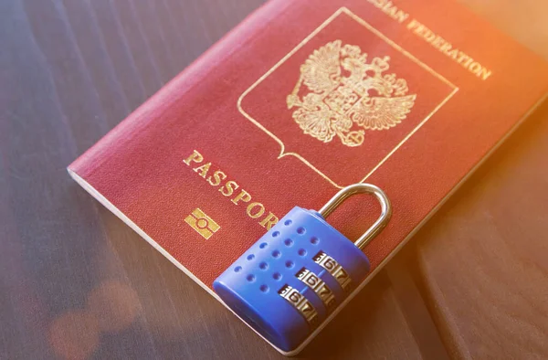 俄罗斯护照锁在挂锁上。 反俄制裁的象征 — 图库照片