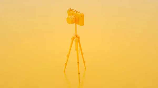 Conceito de estúdio de fotografia. Câmera e tripé em fundo amarelo. ilustração 3d — Fotografia de Stock