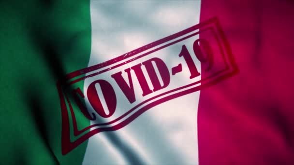 Штамп Ковид-19 на государственном флаге Италии. Коронавирусная концепция — стоковое видео