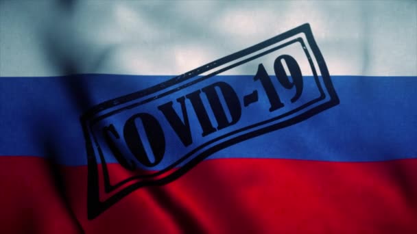 Штамп Ковид-19 на государственном флаге России. Коронавирусная концепция — стоковое видео