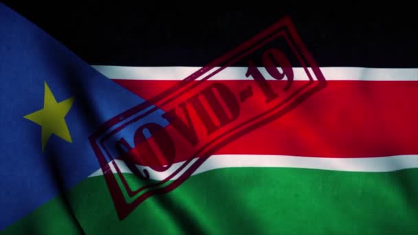 Штамп Ковид-19 на государственном флаге Южного Судана. Коронавирусная концепция — стоковое видео