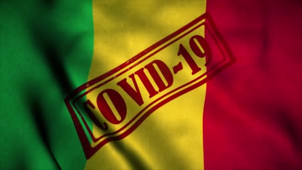Штамп Ковид-19 на государственном флаге Мали. Коронавирусная концепция — стоковое видео