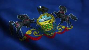 Pensilvanya Eyaleti bayrağı rüzgarda dalgalanıyor. Pennsylvania 'nın ulusal bayrağı. Pennsylvania eyaletinin kusursuz döngü animasyonunun işareti. 4K