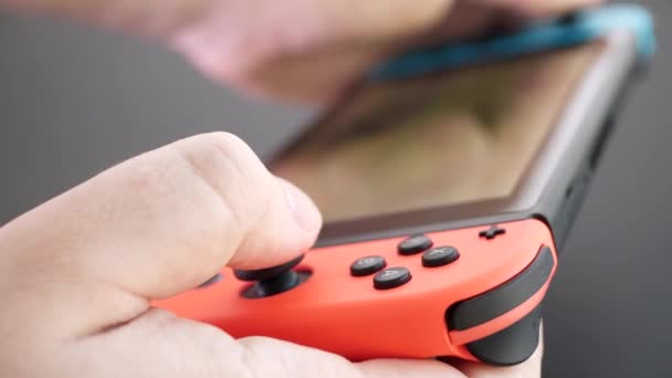 Rusia, Moscú - 28 de abril de 2020: Un hombre jugando en la consola Nintendo Switch, adicción a los videojuegos — Vídeo de stock