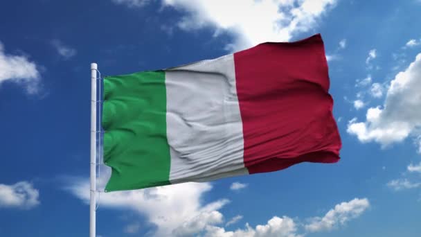 Bandiera realistica d'Italia sventola nel vento contro il cielo blu intenso. loop senza soluzione di continuità con trama del tessuto altamente dettagliata, risoluzione 4k — Video Stock