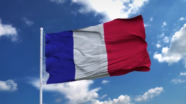 Bandera realista de Francia ondeando en el viento contra el cielo azul profundo. — Vídeo de stock