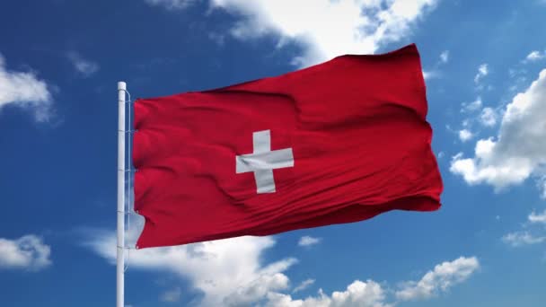 现实的瑞士国旗在深蓝色的天空中迎风飘扬. — 图库视频影像