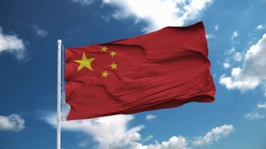 Çin 'in gerçekçi bayrağı derin mavi gökyüzüne karşı rüzgarda dalgalanıyor..