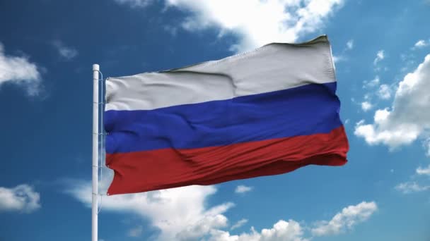 Bandera realista de Rusia ondeando en el viento contra el cielo azul profundo . — Vídeo de stock