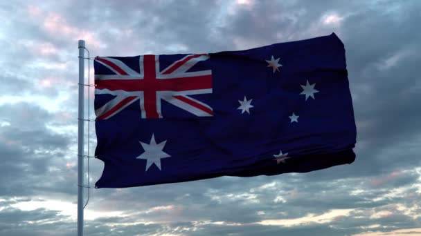 Ausztrál reális zászló lengett a szélben a mély Drámai Égbolt ellen. 4K UHD 50 FPS — Stock videók