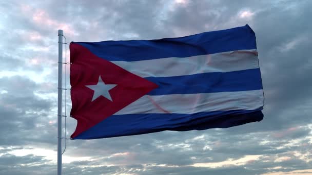 Realistyczna flaga Kuby machająca na wietrze przeciwko głębokiemu Dramatycznemu Niebu. 4K UHD 60 FPS Powolny ruch — Wideo stockowe