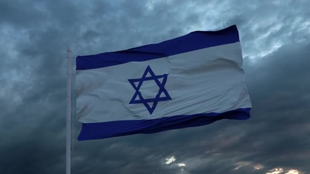 Realistische Flagge Israels weht im Wind gegen den stürmischen Himmel — Stockvideo