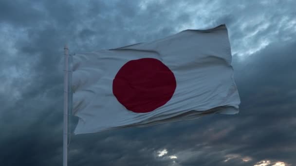 Japán reális zászlója integet a szélben a viharos ég ellen. — Stock videók