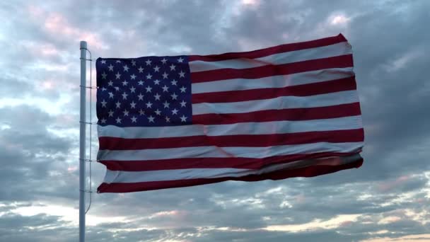 Реалистичный флаг США, размахивающий на ветру против глубокого драматического неба. 4K UHD 60 FPS Slow-Motion — стоковое видео