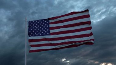 Rüzgarda dalgalanan Amerikan Bayrağının gerçekçi bayrağı derin, fırtınalı gökyüzüne karşı