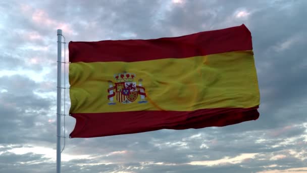 Bandera realista de España ondeando en el viento contra el cielo dramático profundo. 4K UHD 60 FPS cámara lenta — Vídeo de stock