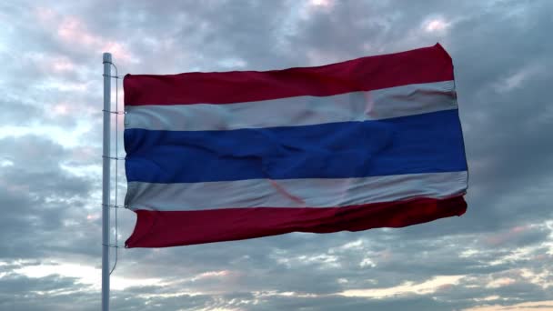 Realistyczna flaga Tajlandii machająca na wietrze przeciwko głębokiemu Dramatycznemu Niebu. 4K UHD 60 FPS Powolny ruch — Wideo stockowe