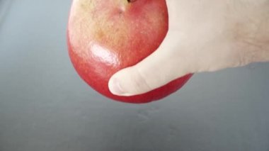 Erkek el, olgun narı masaya koyar, yakın plan.