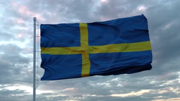 Nationale vlag van Zweden wapperend in de wind tegen diepe Dramatische Hemel. 4K UHD 60 FPS Slow-Motion — Stockvideo