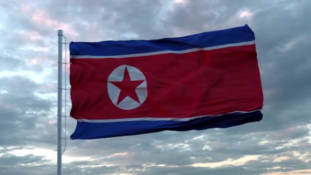 Realistická vlajka Severní Koreje vlnící se ve větru proti hlubokému dramatickému nebi. Pomalý pohyb 4K UHD 60 FPS — Stock video