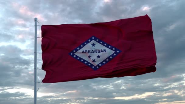 Bandeira realista do Arkansas estado dos EUA acenando ao vento contra o profundo céu dramático. 4K UHD 60 FPS câmera lenta — Vídeo de Stock