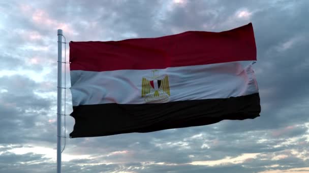 Realistische vlag van Egypte wapperend in de wind tegen diepe Dramatische Hemel. 4K UHD 60 FPS Slow-Motion — Stockvideo