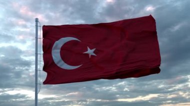 Türkiye 'nin gerçekçi bayrağı derin dramatik gökyüzüne karşı rüzgarda dalgalanıyor. 4K UHD 60 FPS Yavaş Çekim