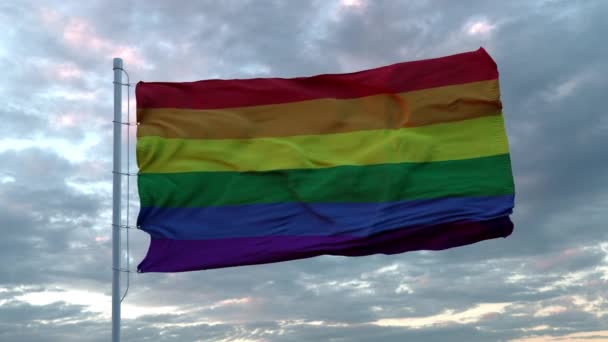 Реалистичный флаг ЛГБТ-гордости, размахивающий ветром против глубокого Драматического Неба. 4K UHD 60 FPS Slow-Motion — стоковое видео