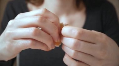 Güzel genç bayanın yakın çekimi. Haşlanmış karides kabukları.