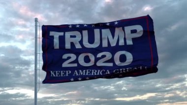 Donald Trump 'ın başkanlık kampanyası logosunun rüzgarda dalgalandığı fotorealistik bir bayrak. Kusursuz döngü. 4K çözünürlüğü