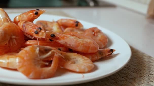 Vařené čerstvé krevety v bílém talíři, detailní záběr — Stock video